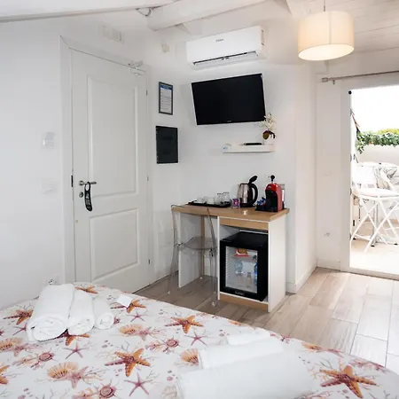 Island -sea View & Suites- 4* 트로페아