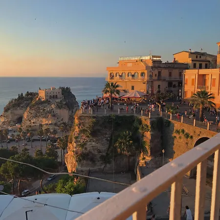 Island -sea View & Suites- 4* تروبيا