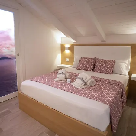 Island -sea View & Suites- 트로페아